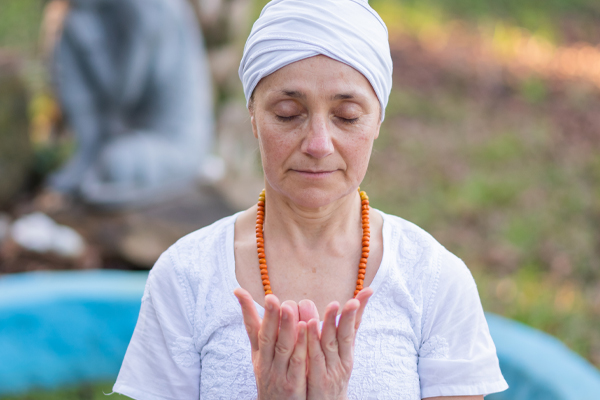 Retrato de mujer meditando