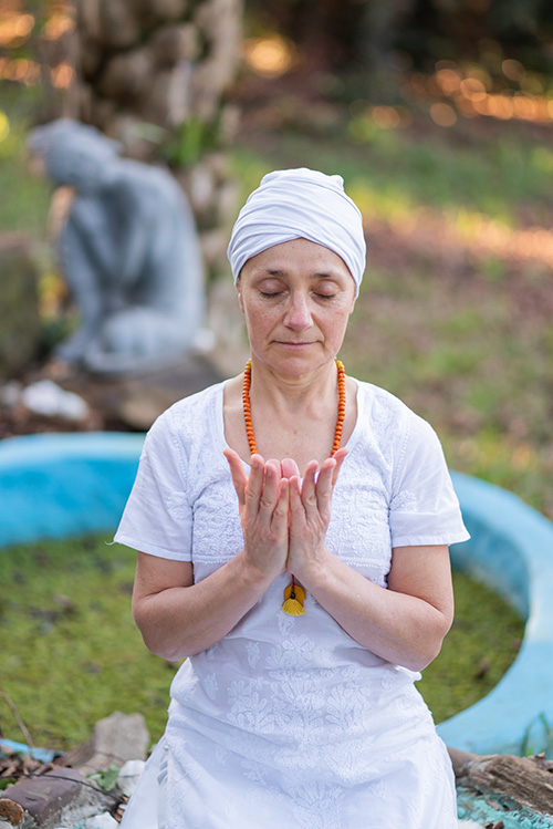 Mujer meditando con los ojos cerrados