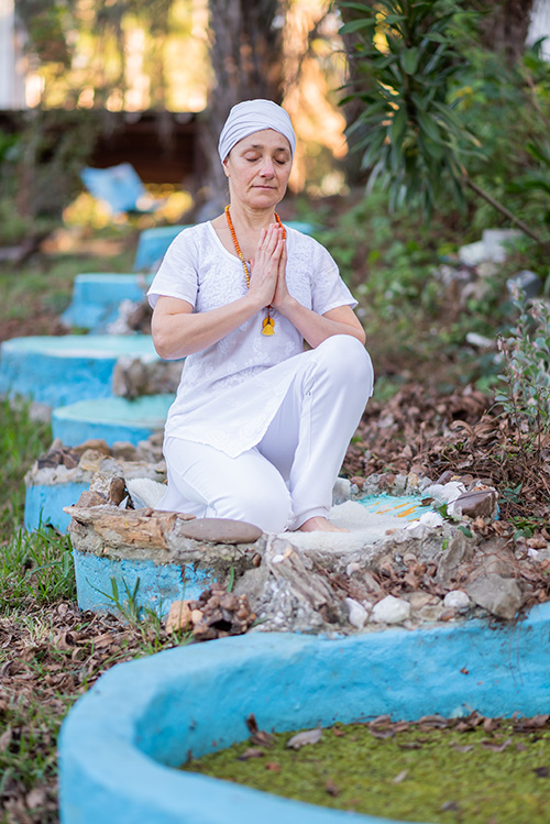 Mujer vestida de blando meditando