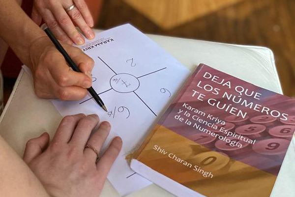 Foto de persona completando mapa numerológico