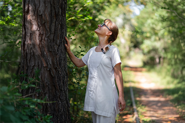 Mujer en la naturaleza mirando hacia arriba